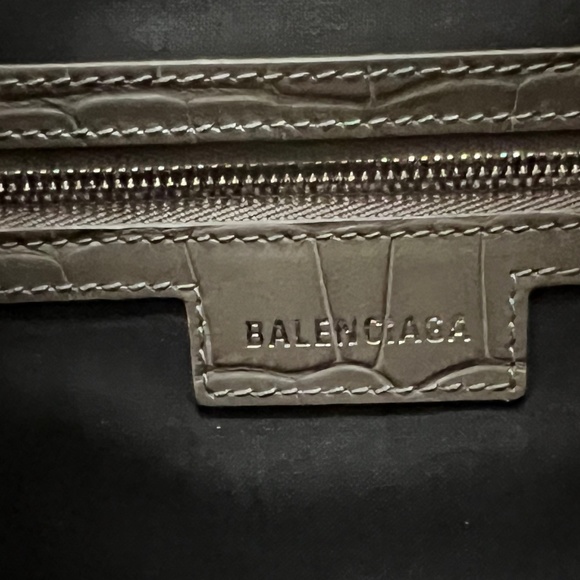 Hurry 6 more spots left! Customer Appreciation!! BALENCIAGA  Le Cagole Bag - Picture 10 of 16